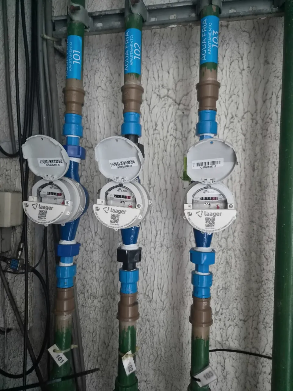 Sensores Laager instalados nos hidrômetros dos apartamentos 101, 102 e 103